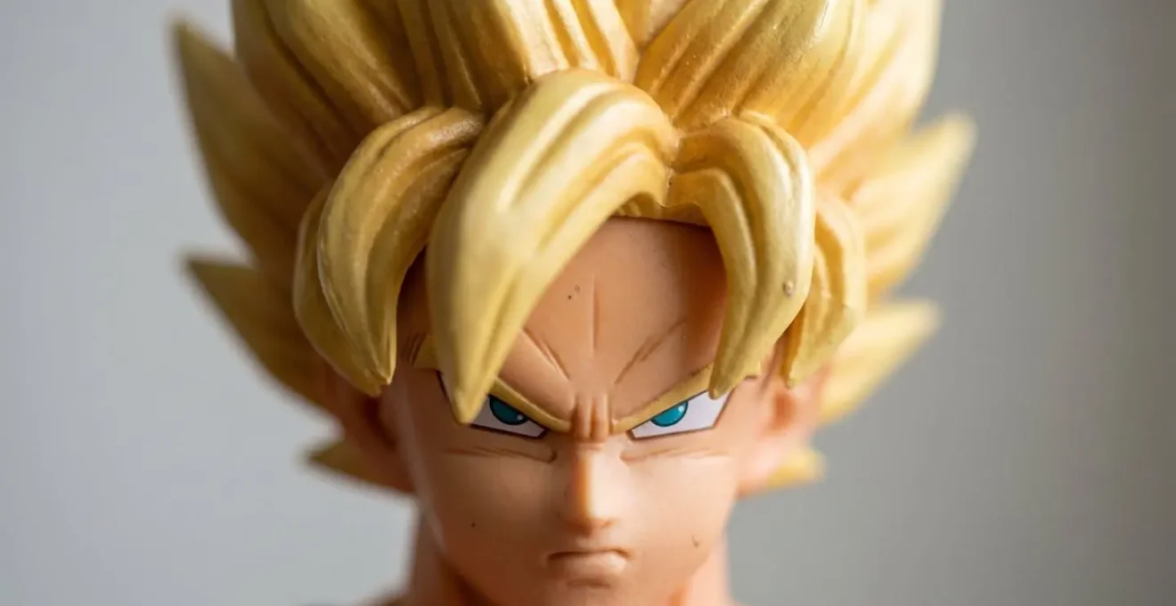 Gros plan macro sur le visage d'une figurine Goku Super Sayen montrant la précision des détails de peinture et de sculpture